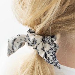 Scrunchie fra 2nd hand sarier - Unika - :7 cm.