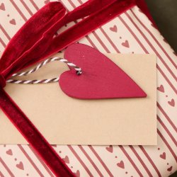 10 stk. r�de hjerter - Pakkepynt i tr�