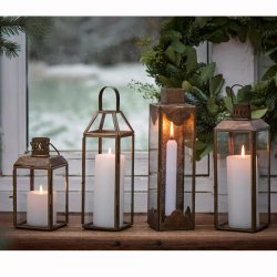 Fire sm� lanterner i antik messing og glas med levende lys