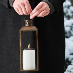 Lanterne Vilhelm med levende lys b�ret i vintermilj�