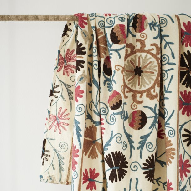 Broderet tppe - Suzani - 130 x 180 cm