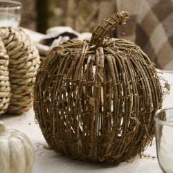 H�ndflettet gr�skar af grene � �: 20 cm