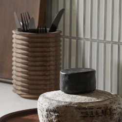 Unik opbevaring i akacietr - H:17 x :13 cm.