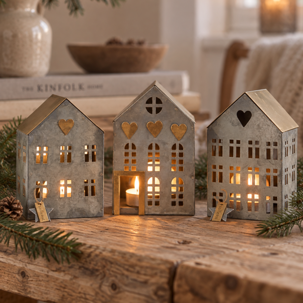 Tre sm� huse. Tre sm� lys. Og en hel lille juleby &hearts;