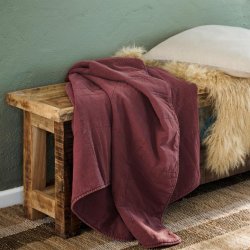 Dusty Plum vintage quilt fra Ib Laursen stylet med gr�n v�g, tr� og naturmaterialer