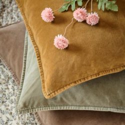 Truffle velourpudebetr�k stylet med puder i okker, eucalyptusgr�n og varme jordfarver