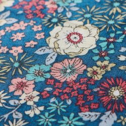 Pudebetr�k - Bl�t med off white, r�de, bl� og rosa blomster - 60 x 60 cm