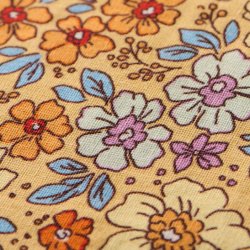Pudebetr�k - Gult med gule, bl�, orange og lilla blomster - 60 x 60 cm