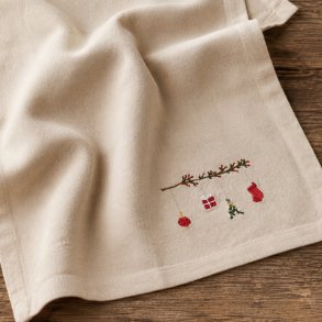 Stofserviet - Tradition  - Gren med r�de b�r og h�ngende julepynt - H�rfarvet