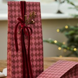 Julegavepose med bordeaux velourb�nd og dekorativ gren