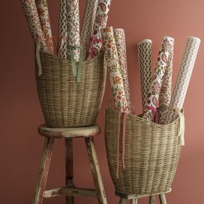 Nova rattan-kurve med m�nstret gavepapir i varmt og kreativt milj�