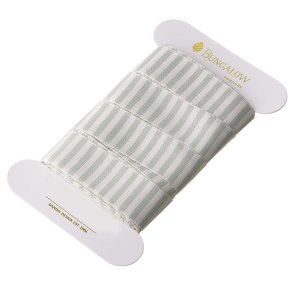 Bredt dekorationsb�nd fra Bungalow med lodrette striber i Ivy Green 2,5 cm x 10 m