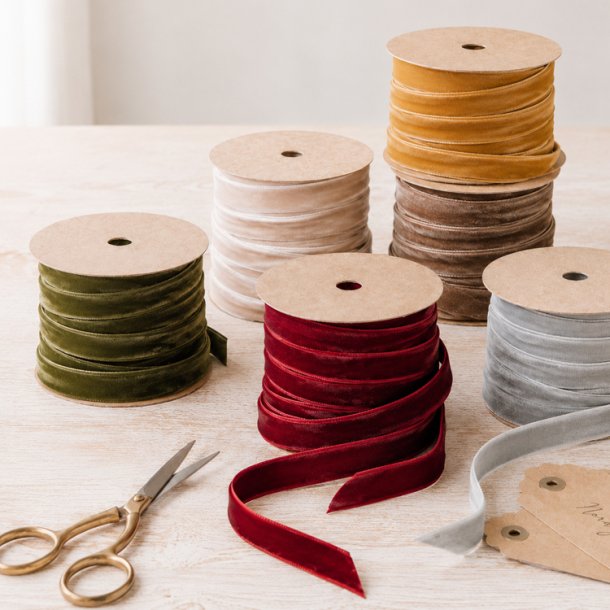 Velourb�nd p� spoler i bordeaux, mossgr�n, kit, grey, clay og chocolate med saks og manillam�rker