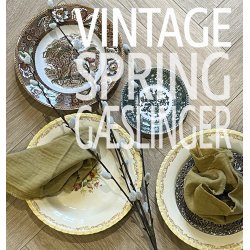 Leg med g�slinger, vintage-tallerkener - og bl�de stofservietter