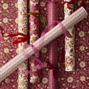 H�ndlavet Bungalow-gavepapir i r�de, rosa og b�rfarvede m�nstre med matchende b�nd